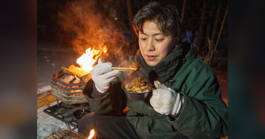 炭火倶楽部とは?何者・キャンプ飯・公式SNSを解説